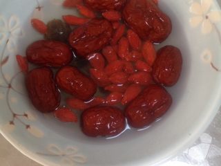2、清汤白米稀饭,枣，枸杞、桂圆泡一小时