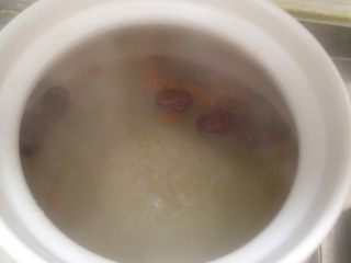 3、清汤白米稀饭,用砂锅熬粥四十分钟