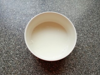 5、菠菜鸡蛋糕,淀粉加入水搅拌均匀。