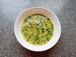 6、菠菜鸡蛋糕,倒入菠菜蛋糊里面再次搅拌均匀。
