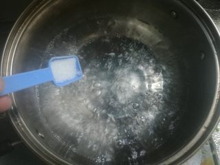 4、西兰花炒豆芽,坐锅烧开，加入盐1勺。