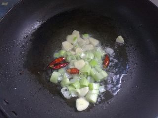 10、西兰花炒豆芽,下入葱蒜煸出香味。