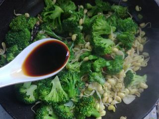 14、西兰花炒豆芽,生抽1勺。