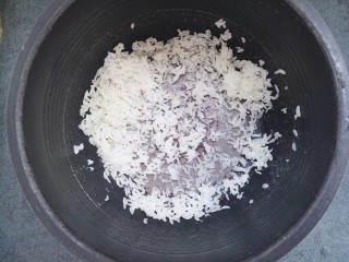 1、皮蛋瘦肉粥,这是我做的大米饭，剩下了这么多，正好够做一顿粥的