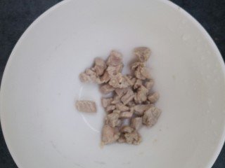 8、皮蛋瘦肉粥,盛出来