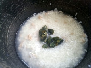 12、皮蛋瘦肉粥,加入皮蛋