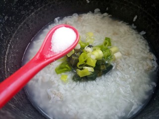 14、皮蛋瘦肉粥,加一勺盐