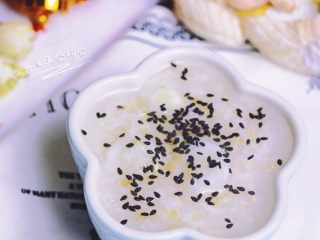 2、山药糯米糙米芝麻粥,整个熬粥过程约35分钟。