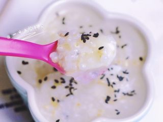 3、山药糯米糙米芝麻粥,粥好后，将芝麻小火炒香，约炒3分钟，加入。喷喷香的养胃稠粥即成。