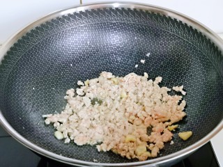 7、肉糜茄子打卤面,再加入肉糜煸炒至变色。