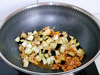 11、肉糜茄子打卤面,再加入茄子丁翻炒均匀。