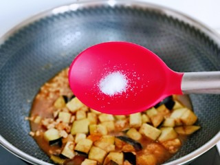 12、肉糜茄子打卤面,按个人口味加入盐。