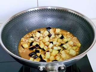 13、肉糜茄子打卤面,加入一小碗纯净水,烧开煮2-3分钟。
