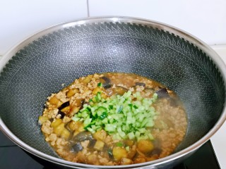 14、肉糜茄子打卤面,茄子熟了加入黄瓜丁。