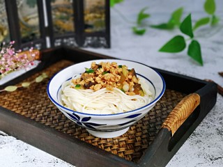 17、肉糜茄子打卤面,把做好的茄子卤盛在面上即可。