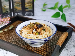18、肉糜茄子打卤面,拌均匀即可食用,超级好吃。