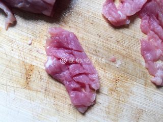 3、福州荔枝肉,里脊片成一寸见方，稍厚点的片，然后开十字花刀。