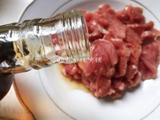4、福州荔枝肉,处理完的肉片，加料酒。