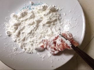 7、福州荔枝肉,炸制前，肉片裹上一层淀粉。
