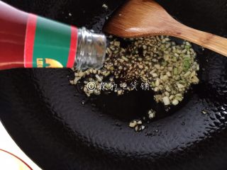 10、福州荔枝肉,锅里留少许底油，放入蒜末和葱白，煸香后加入番茄酱。