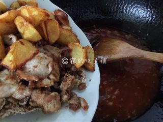 13、福州荔枝肉,最后把炸好的肉片和土豆倒入，翻炒均匀，让酱汁充分包裹住肉片和土豆。