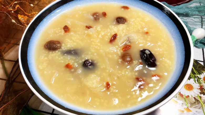 银耳小米粥-红枣银耳小米粥