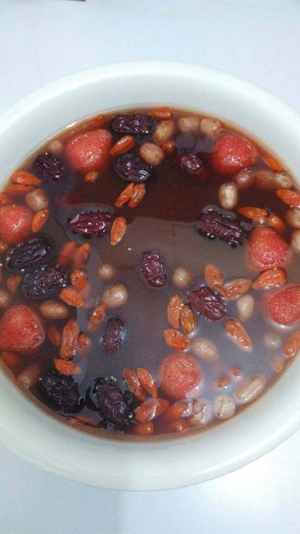 莲子枸杞花生红栆汤甜蜜美味