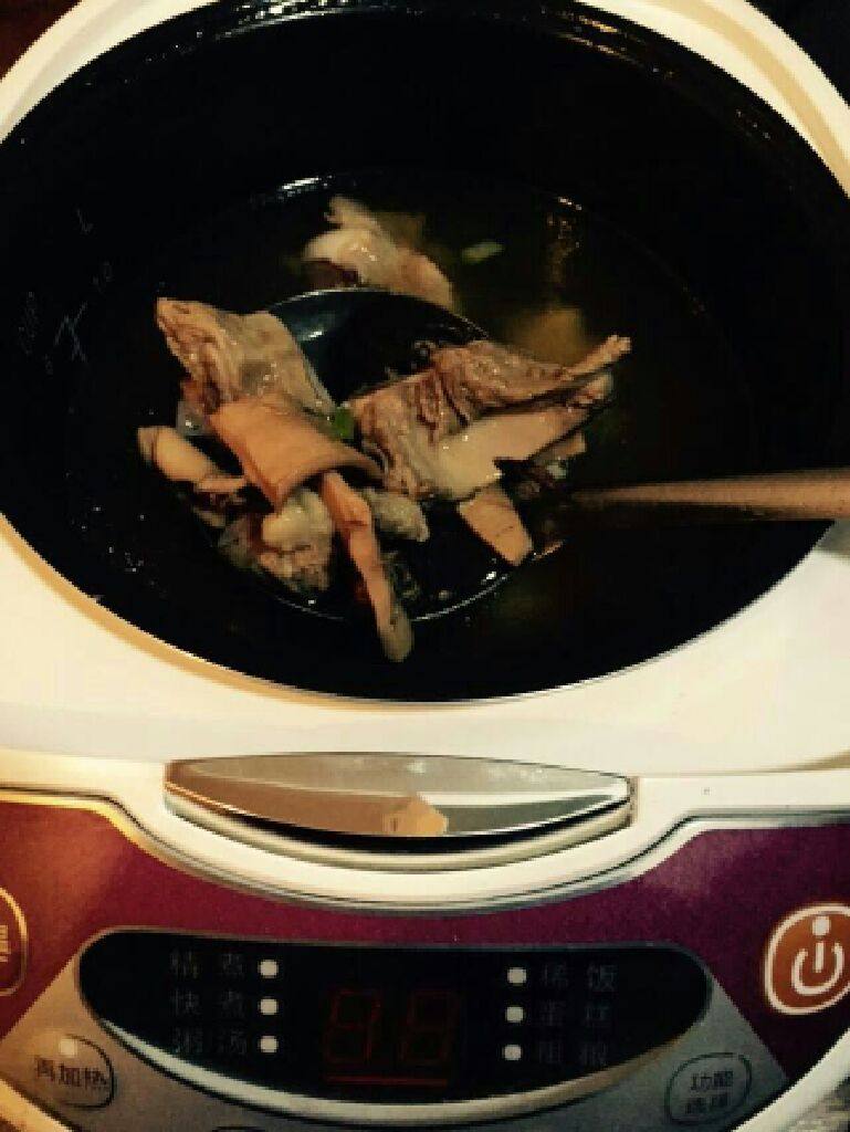 电饭锅版香菇鱿鱼尾骨汤