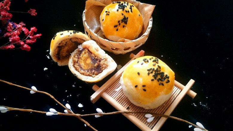 紫薯肉松陷蛋黄酥