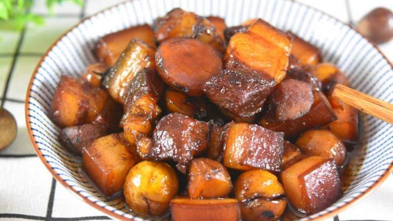 手把手教你做肥而不腻的“板栗红烧肉”，看着都流口水！