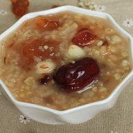 桃胶薏米养颜祛斑粥