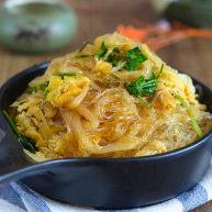 鸡蛋酸菜炒粉丝，酸香开胃特别好吃