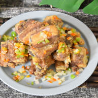 外皮干香不腻，内心鲜嫩可口，多吃一点也没压力的蒜香骨