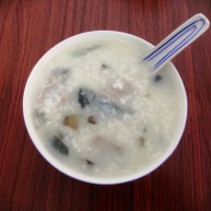 一碗夏日的美味猪肝瘦肉皮蛋粥