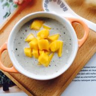 芒果牛奶芝麻燕麦粥