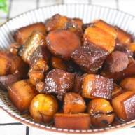 手把手教你做肥而不腻的“板栗红烧肉”，看着都流口水！