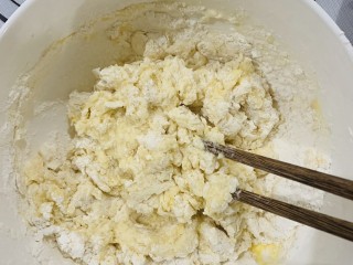 2、菠萝面包,将面团絮状后,用手搓成团