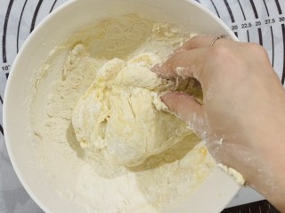 3、菠萝面包,搓成团状之后开始揉搓面团