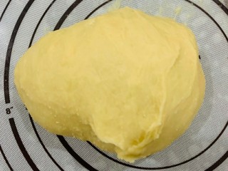 6、菠萝面包,揉成这样子之后,需要第二次揉、搓、打,才能把面团揉成套膜,二次揉搓打的时间需要45分钟左右能揉成套膜,这里需要耐心