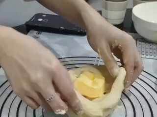 7、菠萝面包,在第二次揉之前加入黄油继续揉搓打
