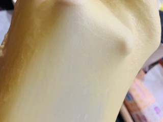 8、菠萝面包,直至手套膜出来即可,重新揉成光滑的面团状,放入容器中,保鲜膜盖上,醒发至两倍大