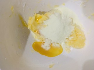 9、菠萝面包,现在做酥皮部分,黄油里加入鸡蛋液,奶粉,糖粉,搅拌均匀,