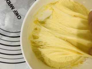 12、菠萝面包,醒发好的面团成蜂窝状后拿出来排气