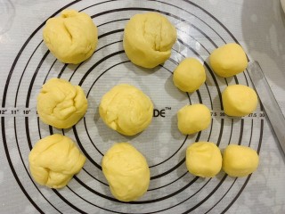 13、菠萝面包,将面团和酥皮分别分成6等份