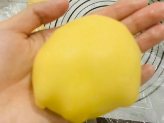 16、菠萝面包,将酥皮包裹到面团上方