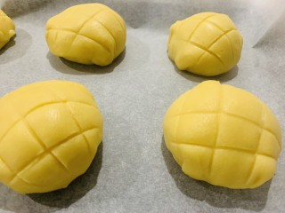 17、菠萝面包,用刀背切成菠萝的形状,不要压得太深了,然后继续醒发至1.5~2倍大,
