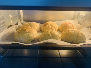 18、菠萝面包,表面刷上鸡蛋液,烤箱180度预热5分钟后,中层上下火180度烤18~20分钟即可