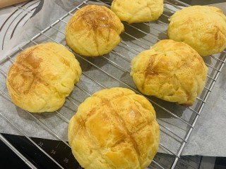 19、菠萝面包,酥脆可口的菠萝包就做好啦,真的很好吃,