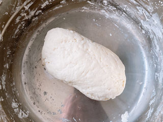 1、自制煎饼,发面：往面粉中逐步加入温水和少许酵母，用筷子搅拌成团 密封待发