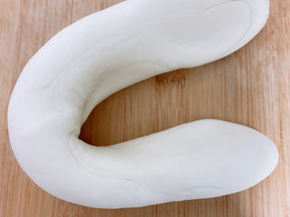 2、自制煎饼,揉面：已发好的面粉取出，反复揉面使得面粉更加劲道松软